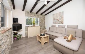 TV a/nebo společenská místnost v ubytování Stunning Home In Plano With Wifi