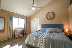 Ένα ή περισσότερα κρεβάτια σε δωμάτιο στο Newly furnished, private backyard, Desert Casita