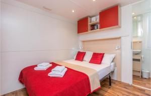 Ένα ή περισσότερα κρεβάτια σε δωμάτιο στο Cozy Home In Sveti Filip I Jakov
