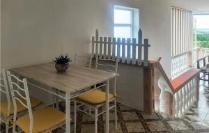 una mesa de comedor con sillas y una maceta. en 2 Bedroom Lovely Apartment In Vrsi, en Vrsi