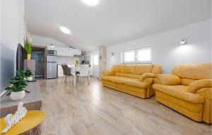 sala de estar con sofás amarillos y cocina en 2 Bedroom Lovely Apartment In Vrsi, en Vrsi
