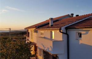 Una vista de dos edificios con el sol brillando en sus techos. en 2 Bedroom Lovely Apartment In Vrsi, en Vrsi 22 fotos más