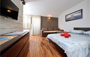 una camera d'albergo con un letto e un divano di Gorgeous Apartment In Sukosan With Wifi a Sukošan (San Cassiano)