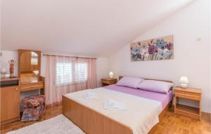 Katil atau katil-katil dalam bilik di Cozy Apartment In Sveti Filip I Jakov