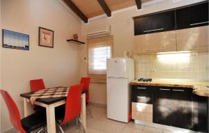 Η κουζίνα ή μικρή κουζίνα στο Beautiful Apartment In Sukosan