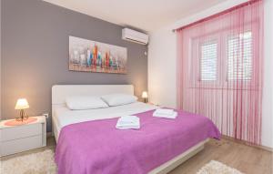 Ένα ή περισσότερα κρεβάτια σε δωμάτιο στο Lovely Apartment In Sveti Filip I Jakov
