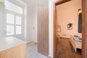 Postel nebo postele na pokoji v ubytování 2BR Party District Apartment K29