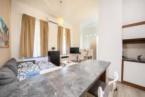 TV a/nebo společenská místnost v ubytování 2BR Party District Apartment K29