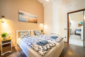 Postel nebo postele na pokoji v ubytování 2BR Party District Apartment K29