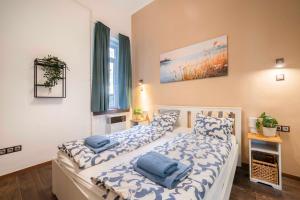 Postel nebo postele na pokoji v ubytování 2BR Party District Apartment K29 + 2 fotografie