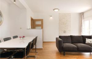 Posedenie v ubytovaní 3 Bedroom Awesome Home In Badanj