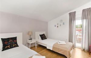 Posteľ alebo postele v izbe v ubytovaní 3 Bedroom Awesome Home In Badanj