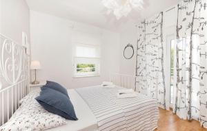 Posteľ alebo postele v izbe v ubytovaní 3 Bedroom Awesome Home In Badanj