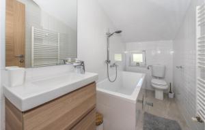 Kúpeľňa v ubytovaní 3 Bedroom Awesome Home In Badanj