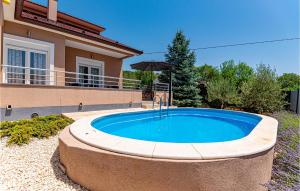 Bazén v ubytovaní 3 Bedroom Awesome Home In Badanj alebo v jeho blízkosti