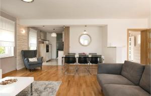 Posedenie v ubytovaní 3 Bedroom Awesome Home In Badanj