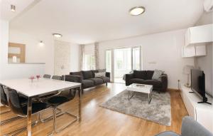 Posedenie v ubytovaní 3 Bedroom Awesome Home In Badanj
