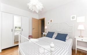 Posteľ alebo postele v izbe v ubytovaní 3 Bedroom Awesome Home In Badanj