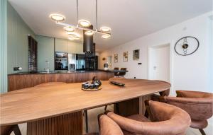 Kuchyň nebo kuchyňský kout v ubytování 4 Bedroom Stunning Home In Sukosan