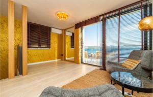 Posezení v ubytování 4 Bedroom Stunning Home In Sukosan