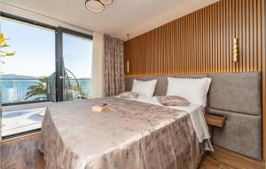 Postel nebo postele na pokoji v ubytování 4 Bedroom Stunning Home In Sukosan + 31 fotografií