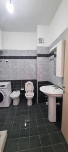 Ένα μπάνιο στο Apartamente Kune Shengjin F5