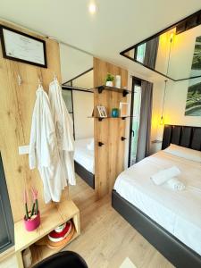 Postel nebo postele na pokoji v ubytování 446 Tiny House Shirokë + 37 fotografií