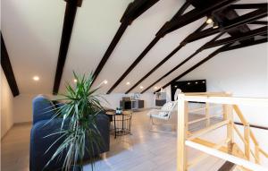 Μια τηλεόραση ή/και κέντρο ψυχαγωγίας στο Cozy Home In Slunj With Wifi