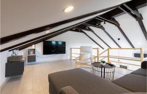 Μια τηλεόραση ή/και κέντρο ψυχαγωγίας στο Cozy Home In Slunj With Wifi