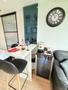 Posezení v ubytování 446 Tiny House Shirokë