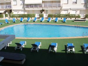 Bazén v ubytovaní Apartamentos Marineu Cala Gonzalez alebo v jeho blízkosti