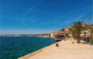 ein Boot neben einem Wasserkörper parkt in der Unterkunft Three-Bedroom Holiday Home In Rogoznica in Rogoznica