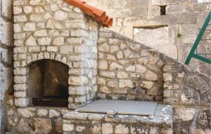 ein Steinbackofen mit einer Rampe darin in der Unterkunft Three-Bedroom Holiday Home In Rogoznica in Rogoznica + 17 Fotos