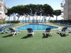 Bazén v ubytovaní Apartamentos Marineu Cala Gonzalez alebo v jeho blízkosti