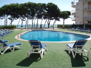 Bazén v ubytovaní Apartamentos Marineu Cala Gonzalez alebo v jeho blízkosti