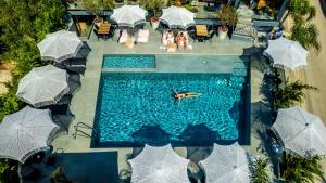 Bazén v ubytování Azura Ksamil Hotel nebo v jeho okolí