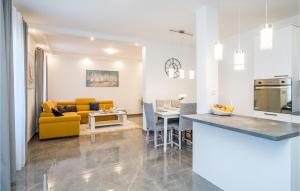 Η κουζίνα ή μικρή κουζίνα στο Beautiful Home In Ston With Wifi