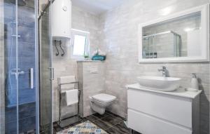 Ένα μπάνιο στο Beautiful Home In Ston With Wifi +37 φωτογραφίες