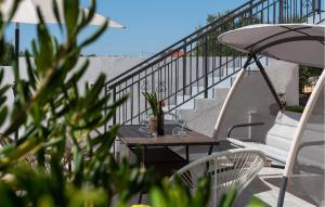 Balkón alebo terasa v ubytovaní Holiday Home - Five-Bedroom Holiday Home Kanica With Sea View