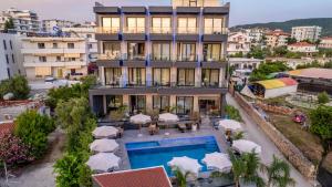 Bazén v ubytování Azura Ksamil Hotel nebo v jeho okolí