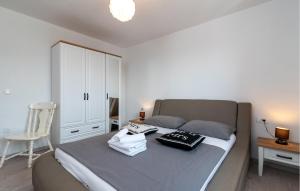 Posteľ alebo postele v izbe v ubytovaní Holiday Home - Five-Bedroom Holiday Home Kanica With Sea View