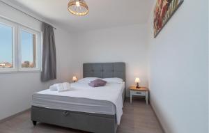 Posteľ alebo postele v izbe v ubytovaní Holiday Home - Five-Bedroom Holiday Home Kanica With Sea View