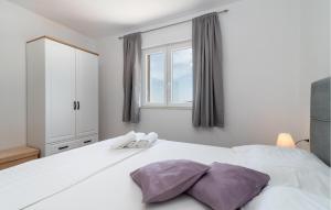Posteľ alebo postele v izbe v ubytovaní Holiday Home - Five-Bedroom Holiday Home Kanica With Sea View