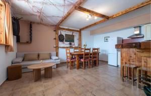Kuchyňa alebo kuchynka v ubytovaní Holiday Home - Five-Bedroom Holiday Home Kanica With Sea View