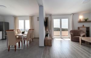 Posedenie v ubytovaní Holiday Home - Five-Bedroom Holiday Home Kanica With Sea View