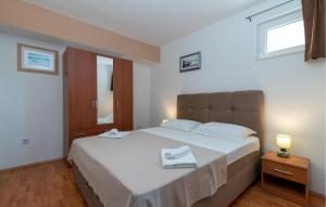 Posteľ alebo postele v izbe v ubytovaní Holiday Home - Five-Bedroom Holiday Home Kanica With Sea View