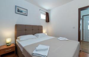 Posteľ alebo postele v izbe v ubytovaní Holiday Home - Five-Bedroom Holiday Home Kanica With Sea View
