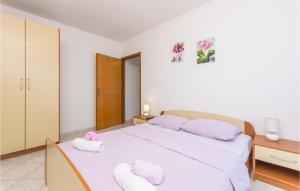 Postel nebo postele na pokoji v ubytování Apartment Biograd With Lake View 08