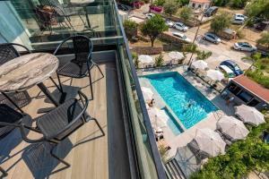 Bazén v ubytování Azura Ksamil Hotel nebo v jeho okolí