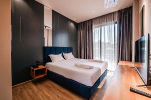 TV a/nebo společenská místnost v ubytování Azura Ksamil Hotel